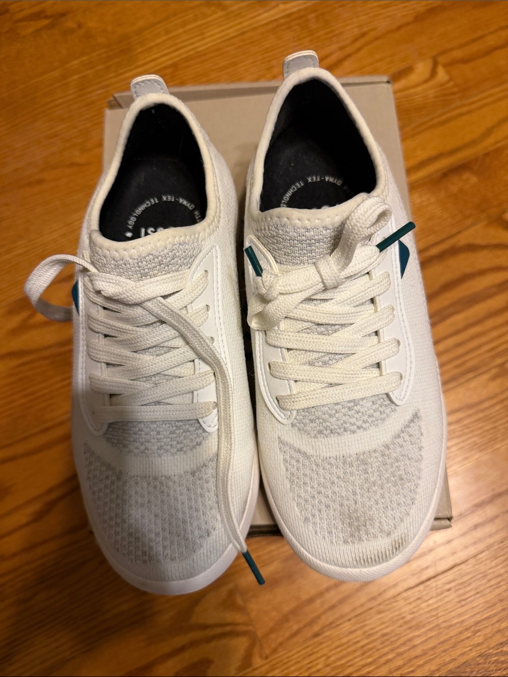 Women’s Lightweight waterproof  Sneakers in Off-White
